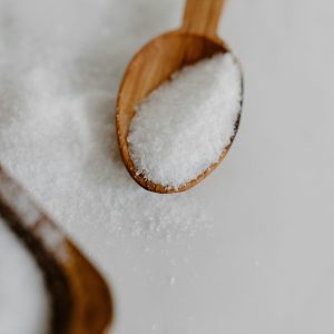 Les ingrédients de base en boulangerie : eau, sel, matières grasses, sucre, œufs et lait